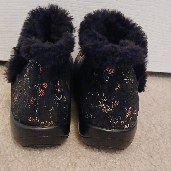 Alegria Meri- Slip Resistant Cozy Black Floral Winter Boots - Picture 6 of 7